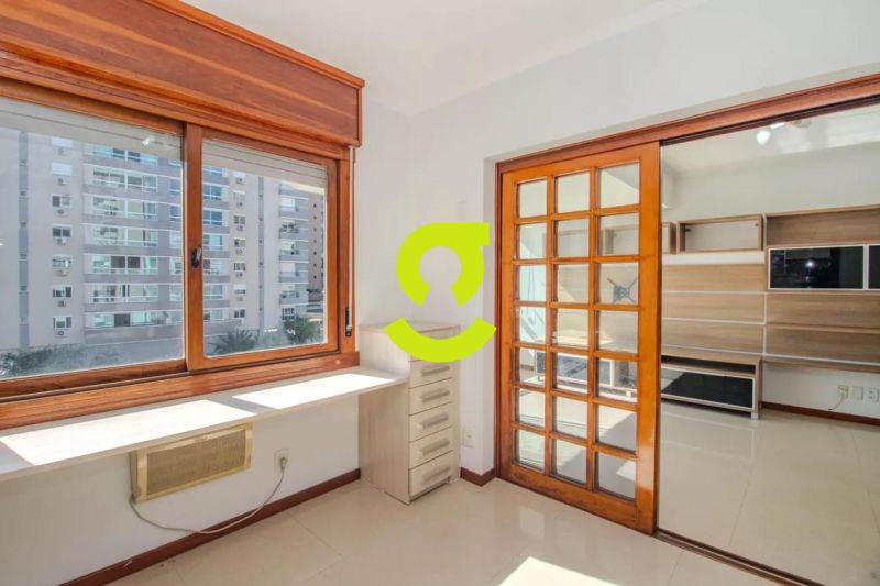 Apartamento ensolarado e impecvel ao lado da Pra...