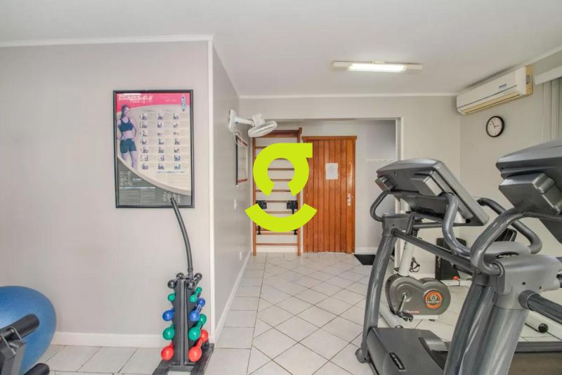 Apartamento ensolarado e impecvel ao lado da Pra...