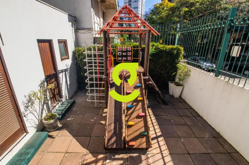 Apartamento ensolarado e impecvel ao lado da Pra...