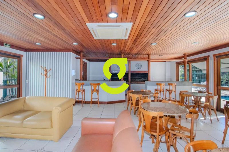 Apartamento ensolarado e impecvel ao lado da Pra...