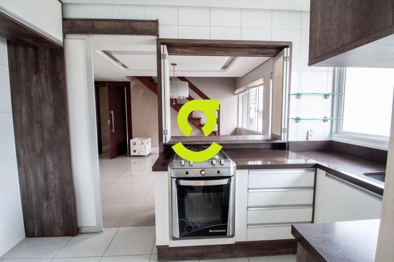 Cobertura semi mobiliado, 240m priv, lareira, ar c...