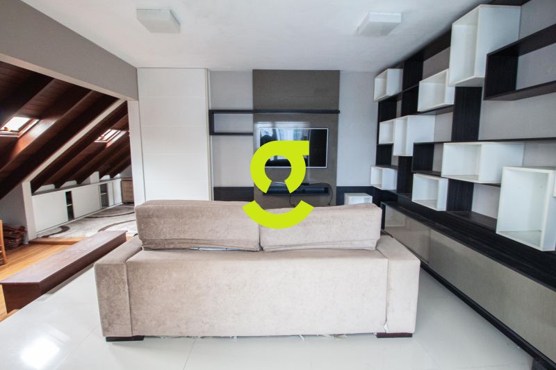 Cobertura semi mobiliado, 240m priv, lareira, ar c...