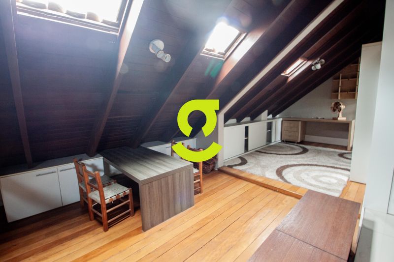 Cobertura semi mobiliado, 240m priv, lareira, ar c...