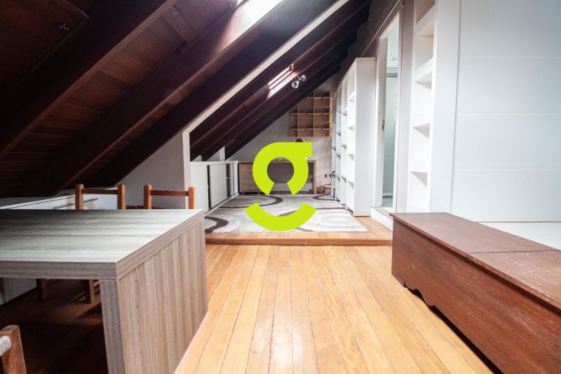 Cobertura semi mobiliado, 240m priv, lareira, ar c...