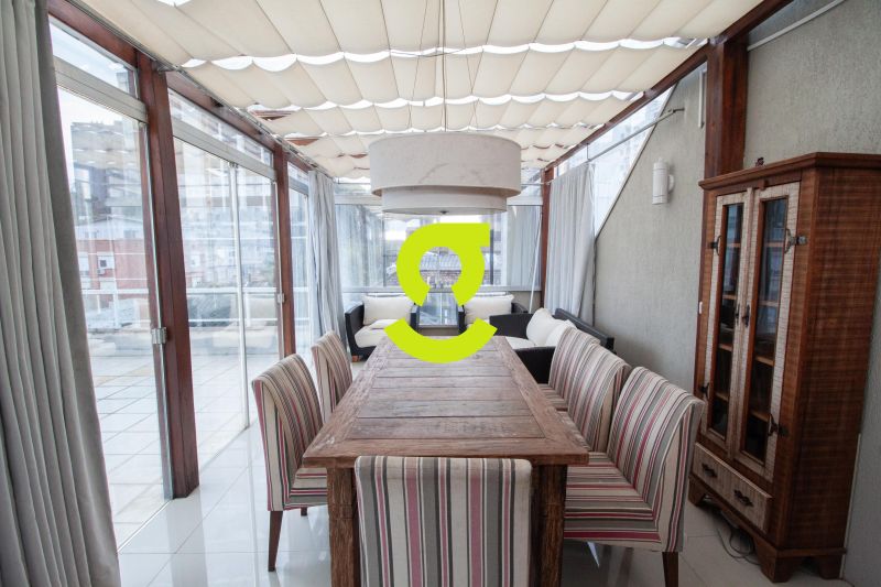 Cobertura semi mobiliado, 240m priv, lareira, ar c...