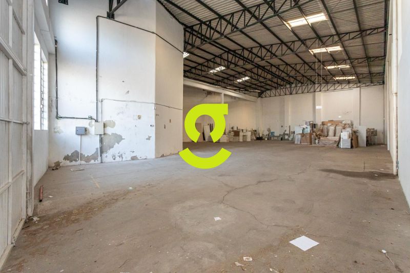 448m de rea construda - P-direito de 8 metros ...