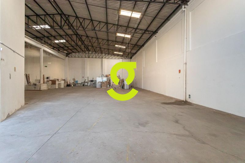 448m de rea construda - P-direito de 8 metros ...