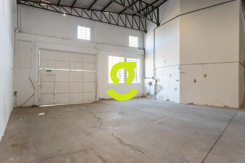 448m de rea construda - P-direito de 8 metros ...