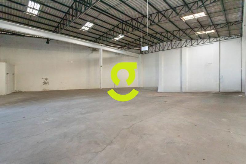 448m de rea construda - P-direito de 8 metros ...