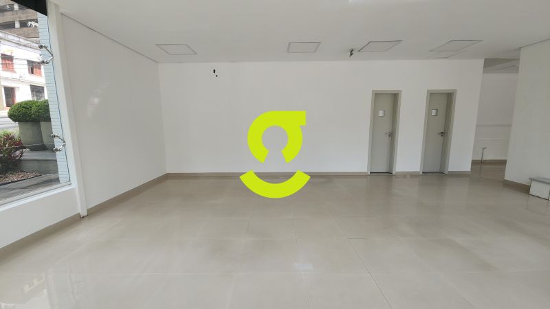 Loja de esquina de 102m priv, 3 vagas em frente ao...