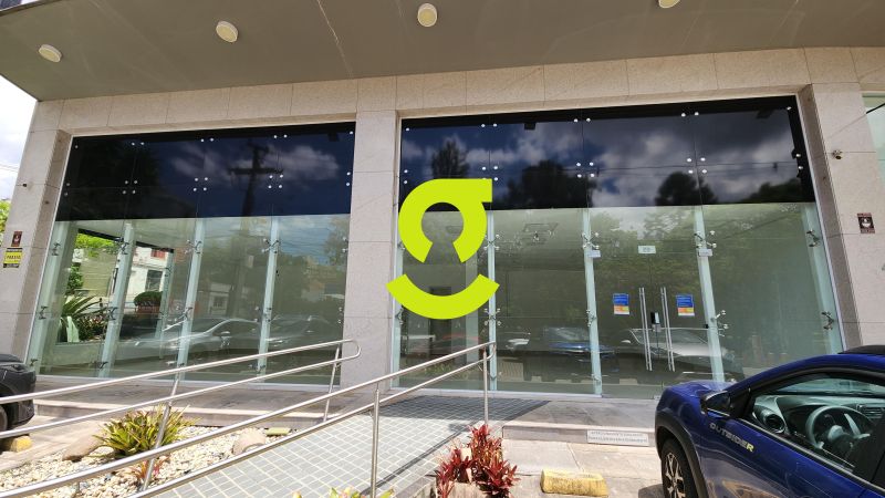 Loja de esquina de 102m priv, 3 vagas em frente ao...