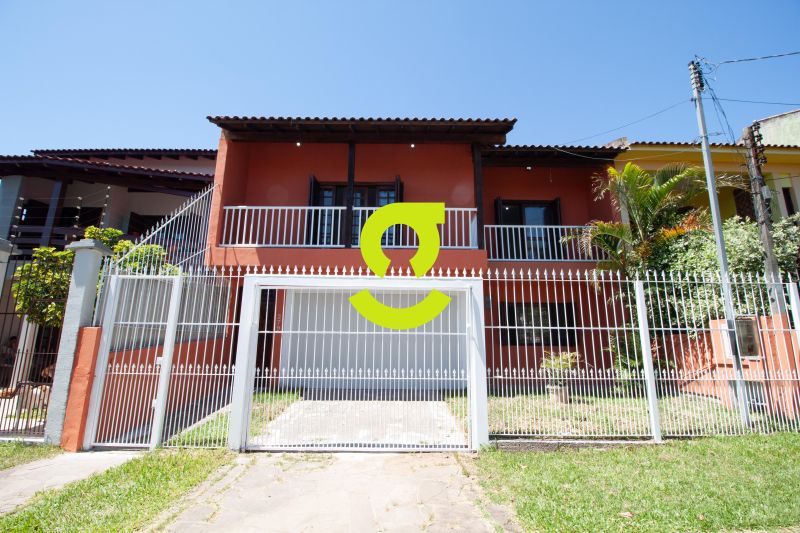 Casa totalmente reformada com pátio amplo e 5 dorm...