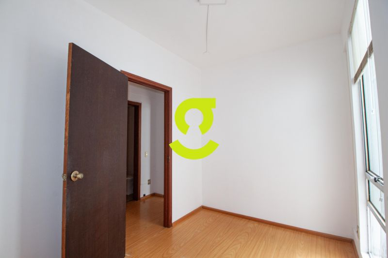 Investimento inteligente: sala com vaga em localiz...