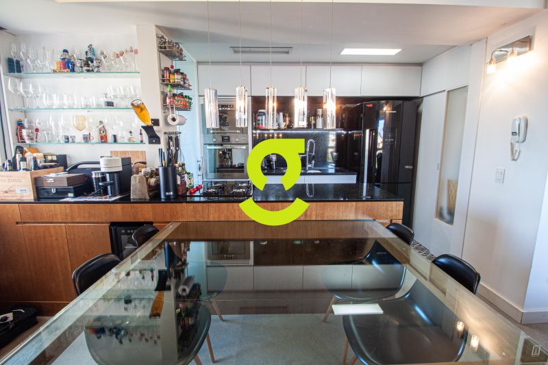 �timo apto MOBILIADO, andar alto, 72m priv, ar con...