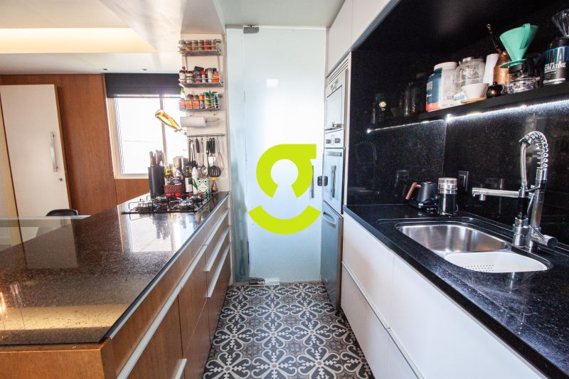 �timo apto MOBILIADO, andar alto, 72m priv, ar con...