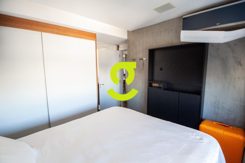 �timo apto MOBILIADO, andar alto, 72m priv, ar con...