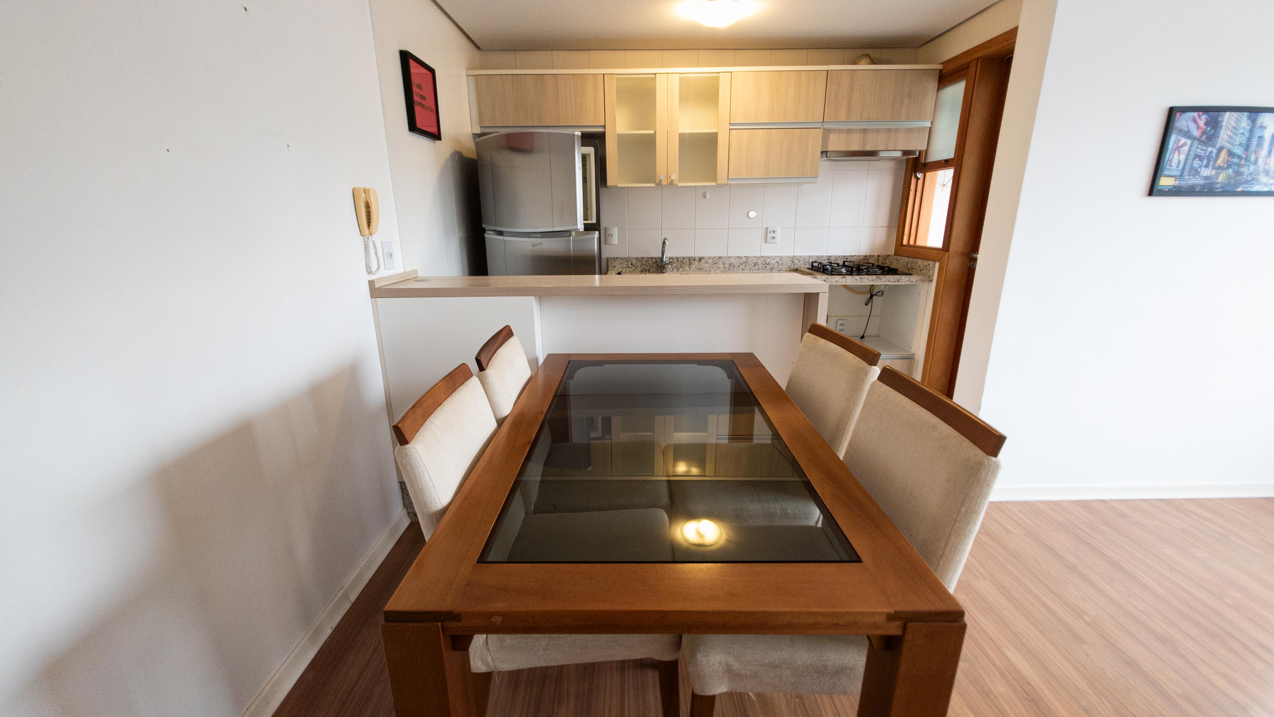 �timo apto semi mobiliado, andar alto, ar condicio...
