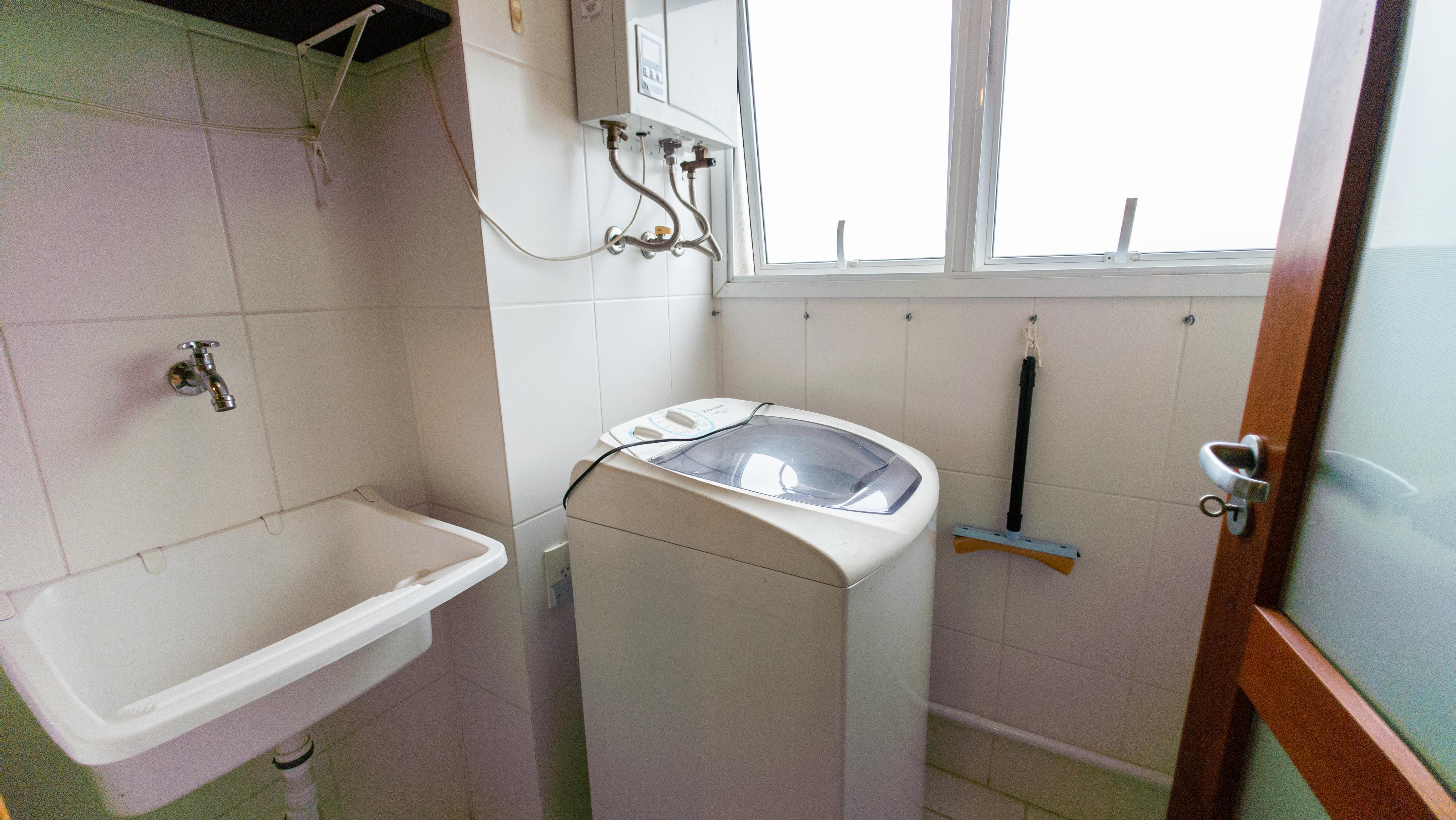 �timo apto semi mobiliado, andar alto, ar condicio...