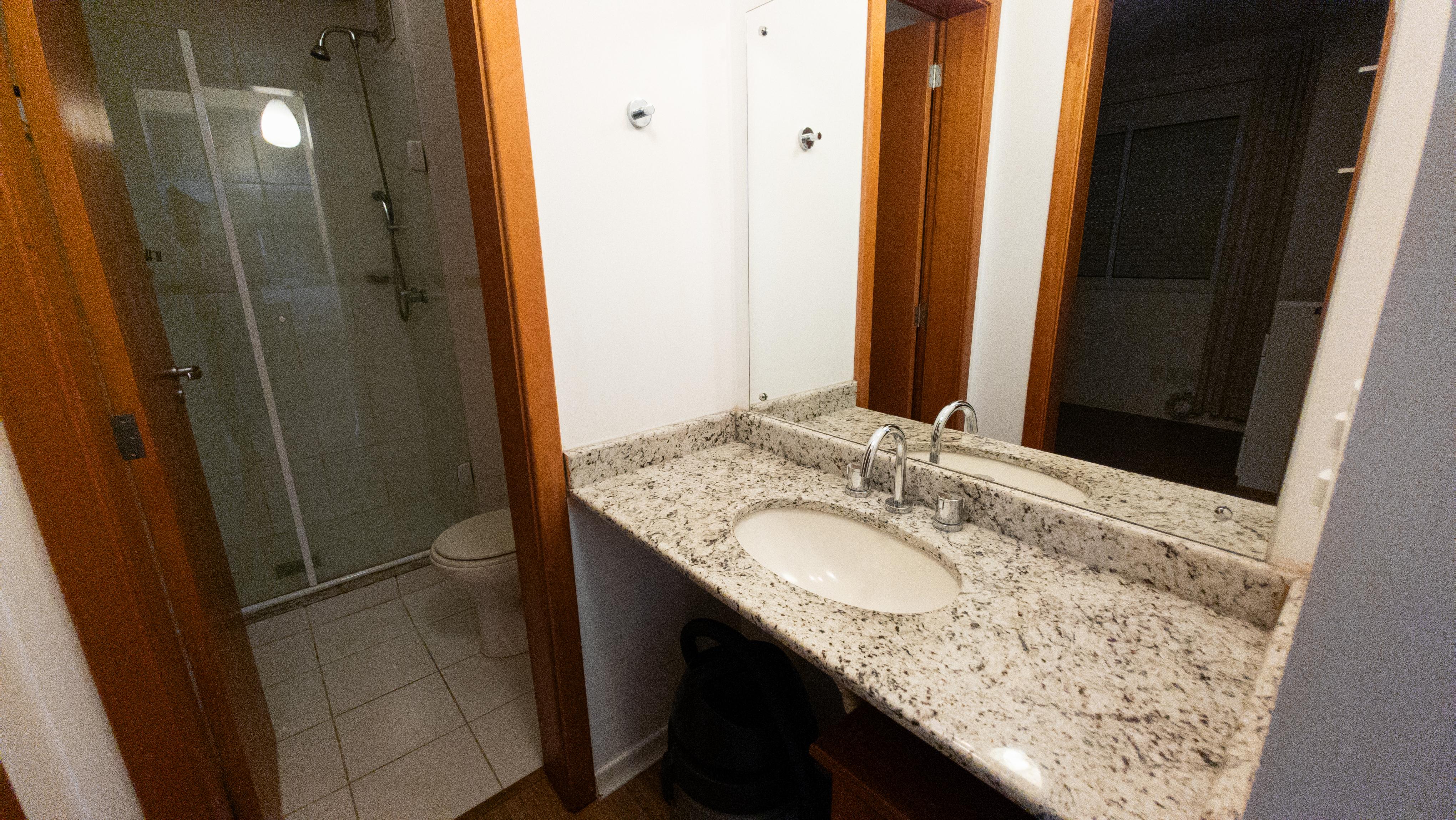 �timo apto semi mobiliado, andar alto, ar condicio...