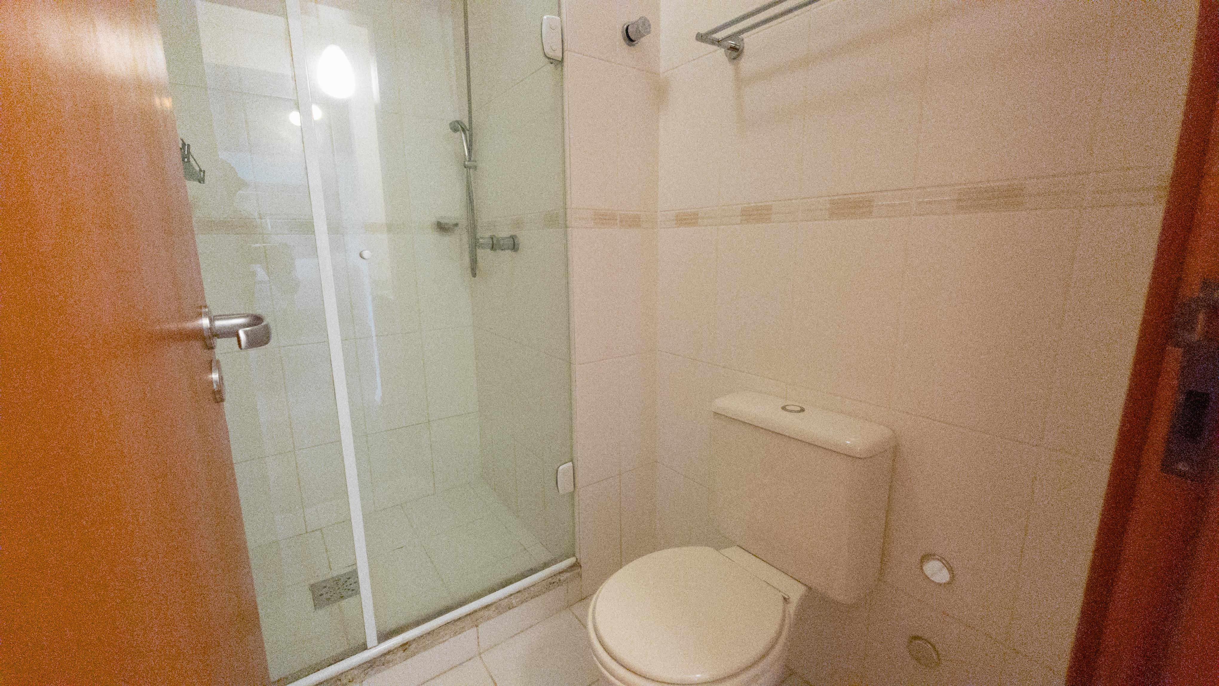 �timo apto semi mobiliado, andar alto, ar condicio...