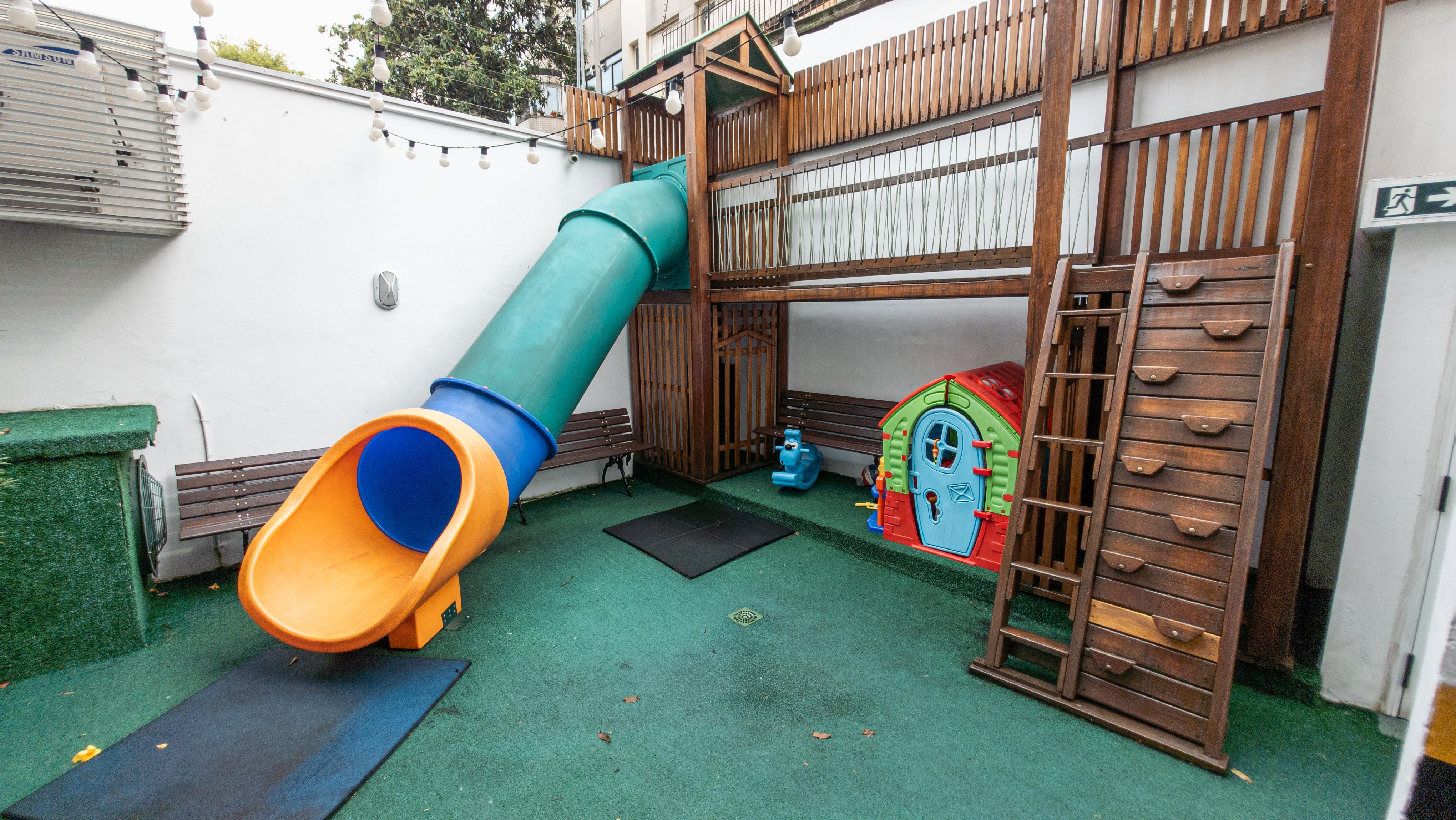 �timo apto semi mobiliado, andar alto, ar condicio...