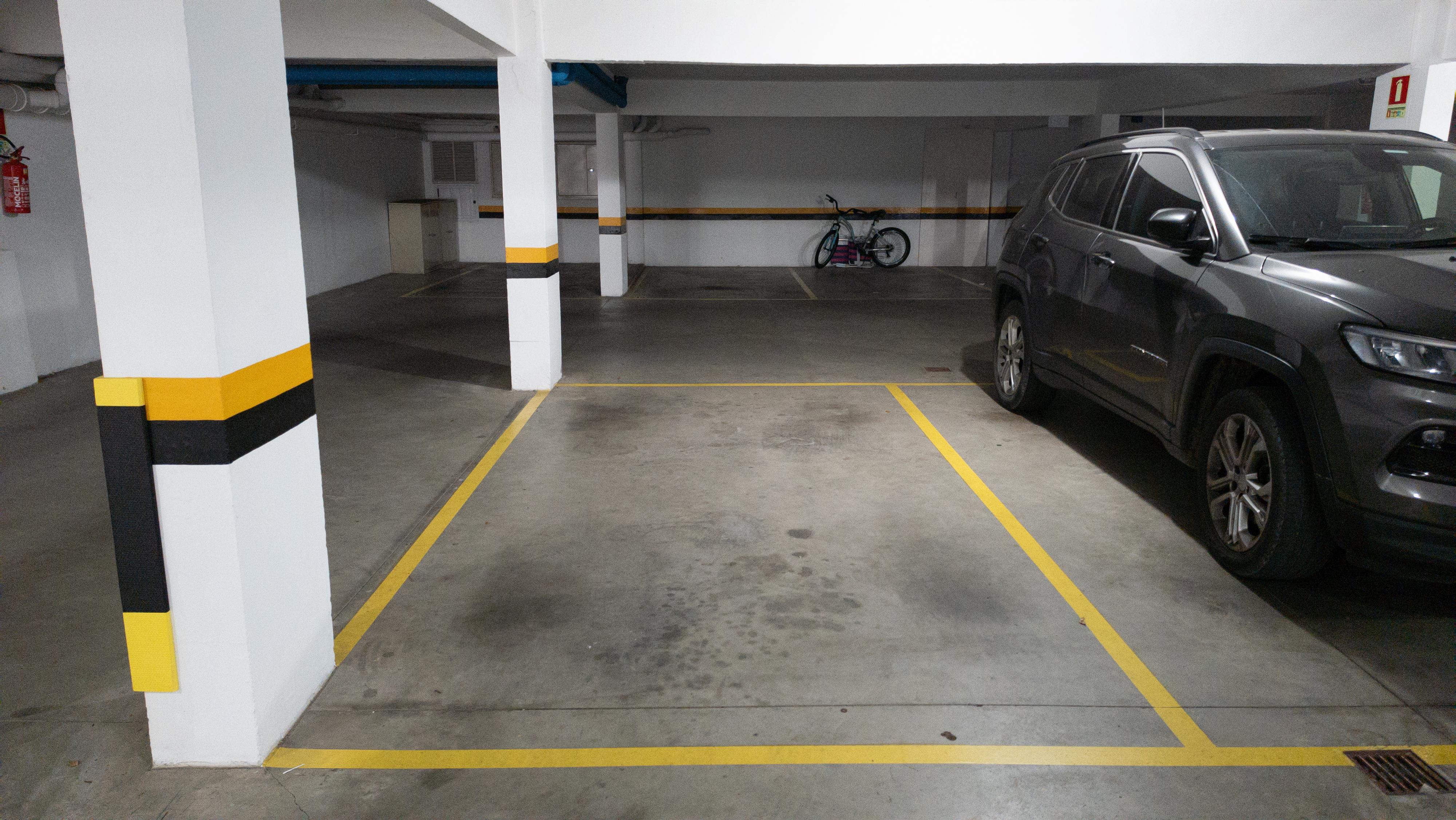 �timo apto semi mobiliado, andar alto, ar condicio...