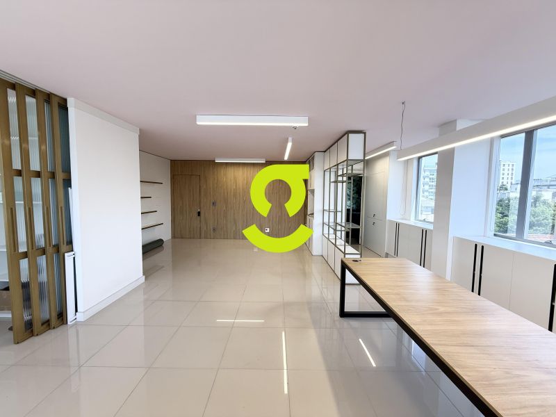 SALA COMERCIAL 82m� NO AUXILIADORA TOTALMENTE MOBI...