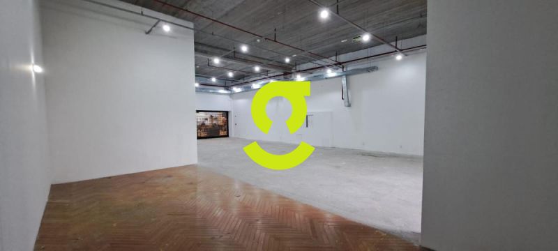 Loja de 250m priv, 2 vagas, sacada exclusiva e fre...
