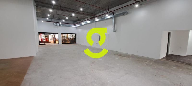 Loja de 250m priv, 2 vagas, sacada exclusiva e fre...