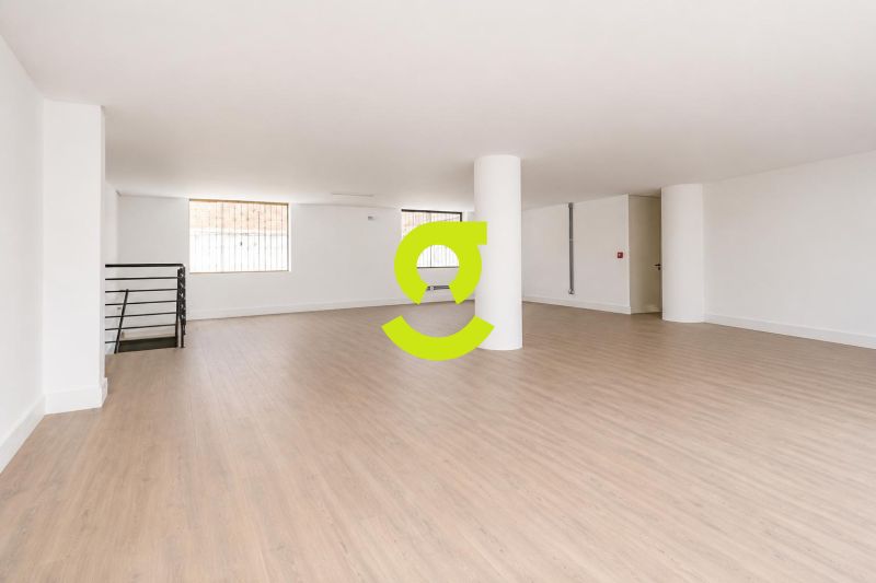LOJA COMERCIAL | 201m� | MEZANINO | TERRA�O | CENT...