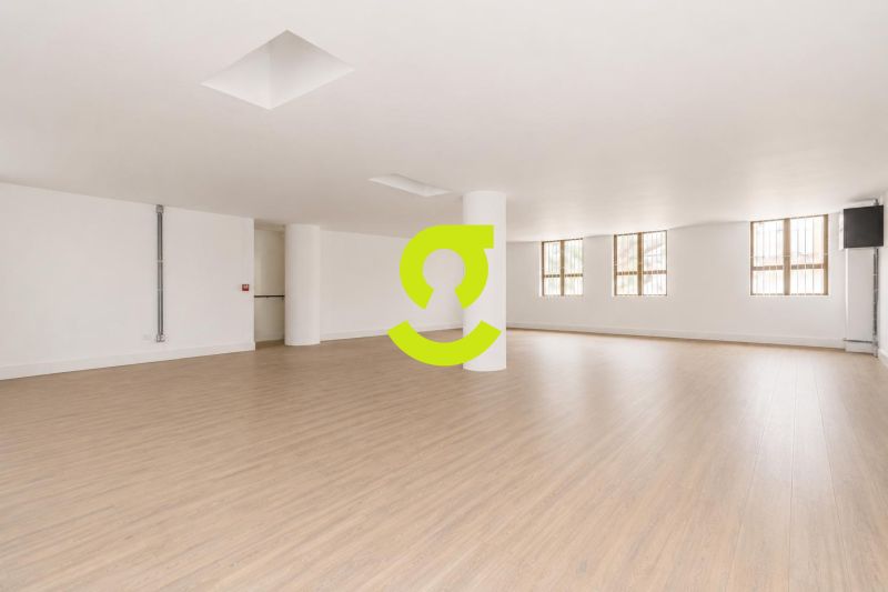 LOJA COMERCIAL | 201m� | MEZANINO | TERRA�O | CENT...