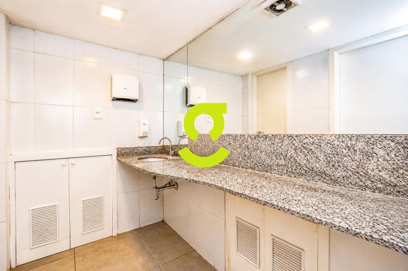 LOJA COMERCIAL | 201m� | MEZANINO | TERRA�O | CENT...