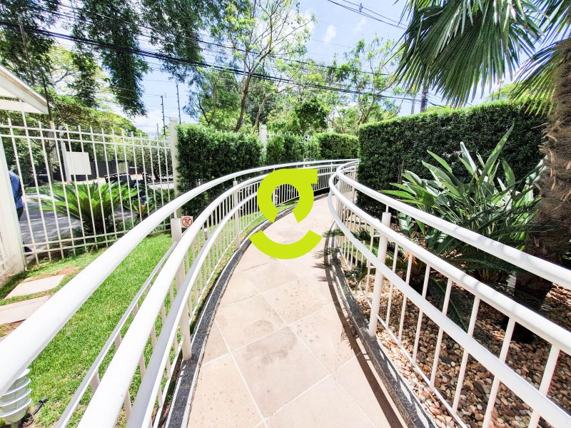 Apto semi mobiliado, andar alto, churrasqueira , 2...