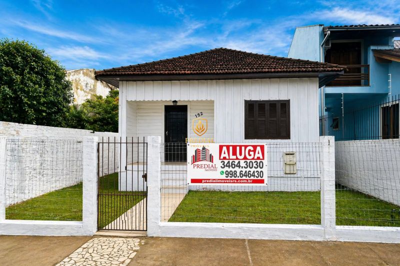 Casa reformada com pátio amplo ao lado da estação