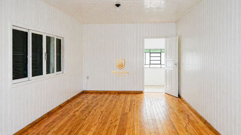 Casa reformada com pátio amplo ao lado da estação