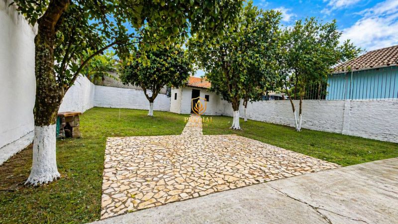 Casa reformada com pátio amplo ao lado da estação