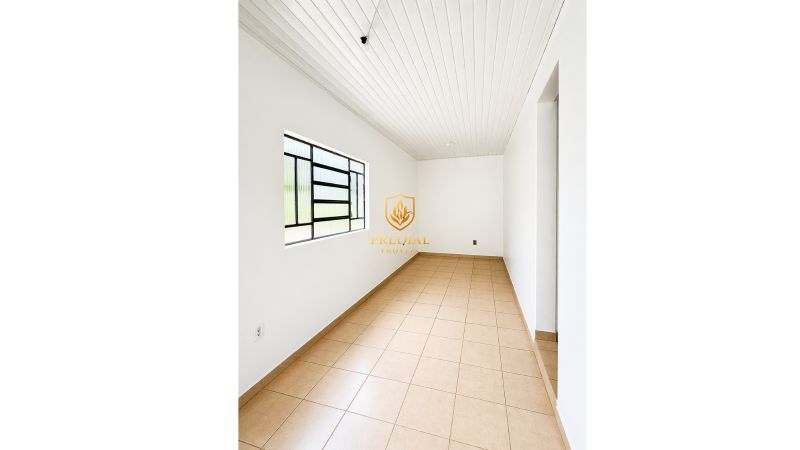 Casa reformada com pátio amplo ao lado da estação